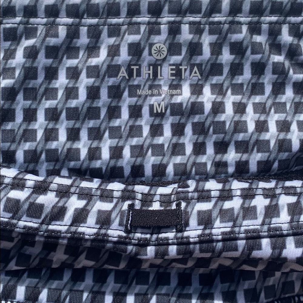 Athleta women’s capri length leggings. B/W pattern - Picture 5 of 5